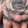 tatuaje Realista Flor Mano Rosa por Tattoo Nero