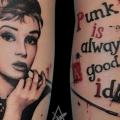 tatuaje Retrato Pierna Letras Trash Polka por Kid Kros
