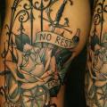 Schulter Blumen Kompass tattoo von Kid Kros