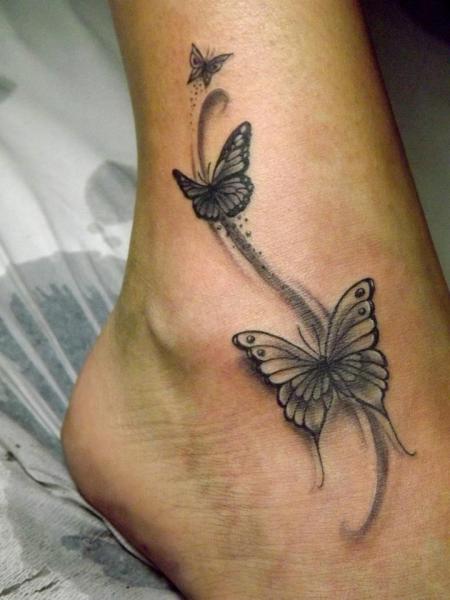 Татуировка бабочки на лодыжке
