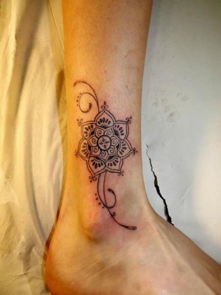 Tatouage Pied Fleur Tribal par Next Level Tattoo