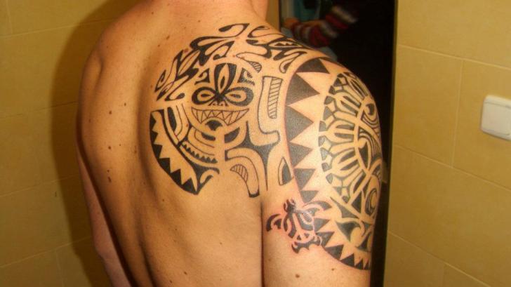 Tatuaggio Spalla Tribali di Next Level Tattoo
