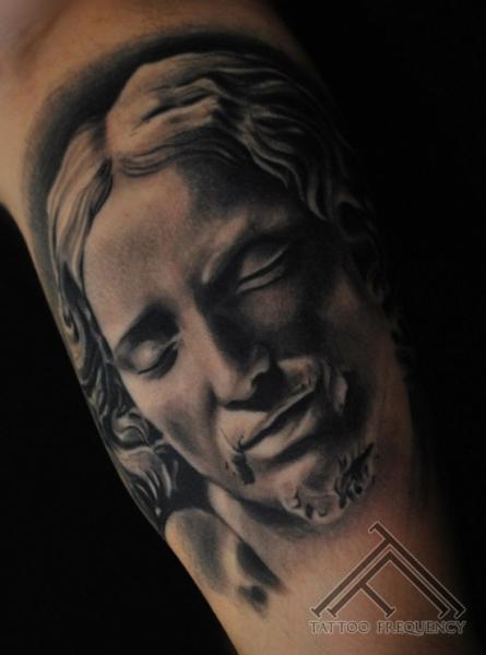 Tatuaje Brazo Religioso por Tattoo Frequency