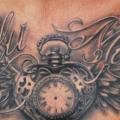 tatuaje Reloj Pecho Corazon Alas por Tattoo Frequency