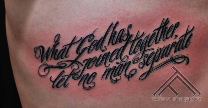 Tatouage Lettrage par Tattoo Frequency