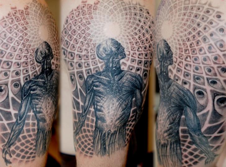 Tatuaje Hombro Dotwork por Tattoo Frequency