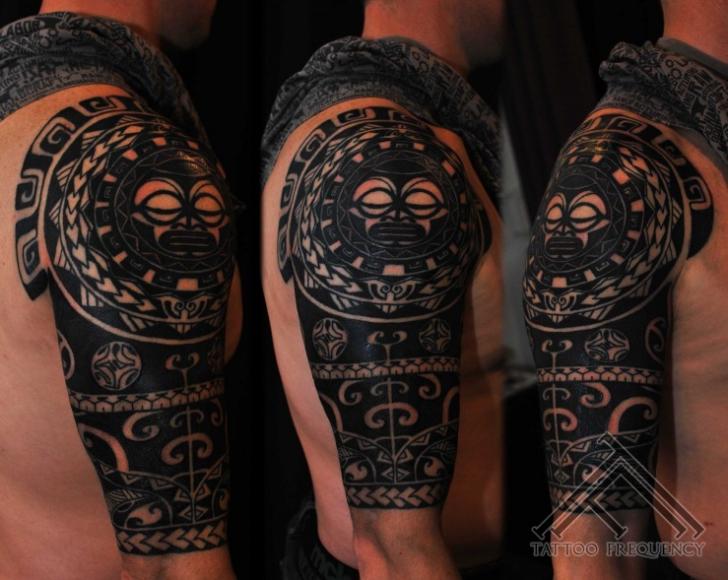 Schulter Tribal Maori Tattoo von Tattoo Frequency