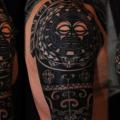 tatouage Épaule Tribal Maori par Tattoo Frequency