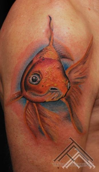 Tatuaje Hombro Realista Pescado por Tattoo Frequency