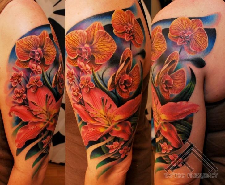 Tatuaje Hombro Realista Flor por Tattoo Frequency