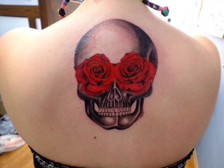 Blumen Totenkopf Rücken Tattoo von Yusuf Artik Tattoo Studio