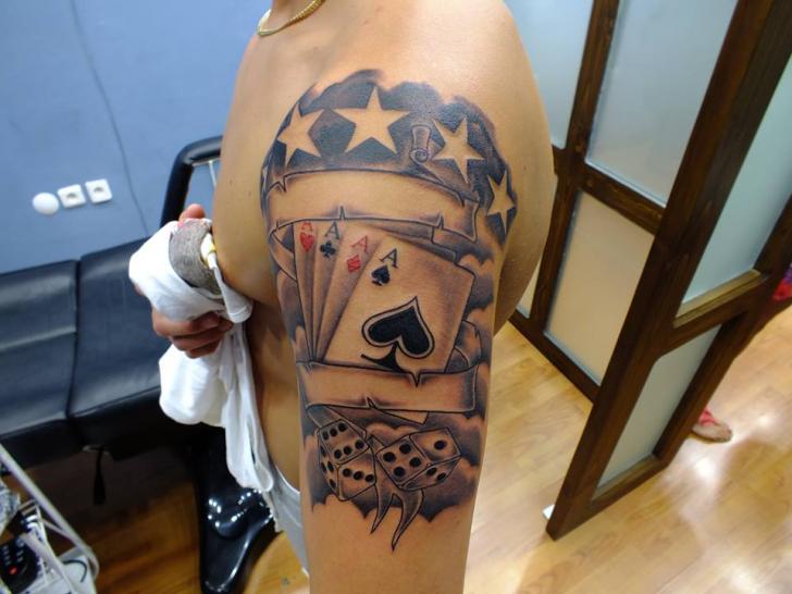 Tatuaggio Spalla Asso Picche Carta di Yusuf Artik Tattoo Studio