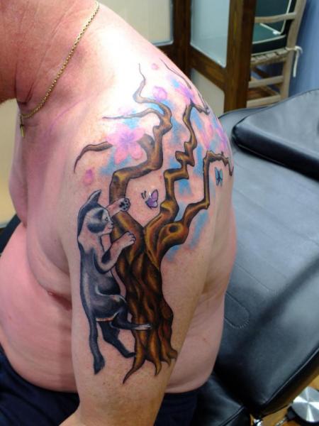 Schulter Katzen Baum Tattoo von Yusuf Artik Tattoo Studio