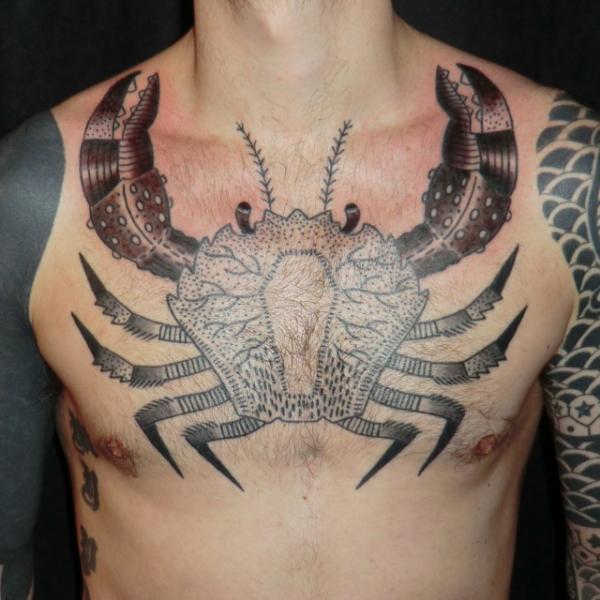 Brust Krabbe Tattoo von Into You Tattoo