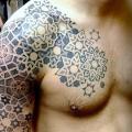 Schulter Arm Dotwork tattoo von Into You Tattoo