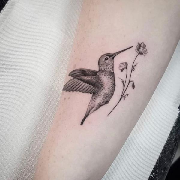 Tatuaje Brazo Dotwork Pájaro por Front Line Tattoo