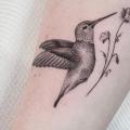 tatuaż Ręka Dotwork Ptak przez Front Line Tattoo