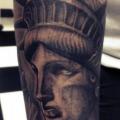 tatuaje Brazo Realista Statue Liberty por Front Line Tattoo