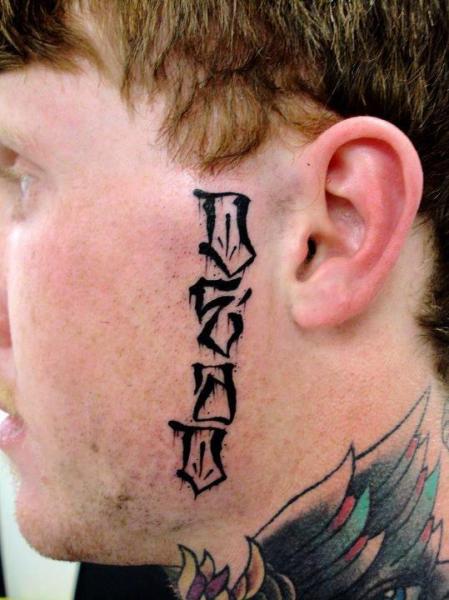 Tatuaż Napisy Twarz przez Front Line Tattoo