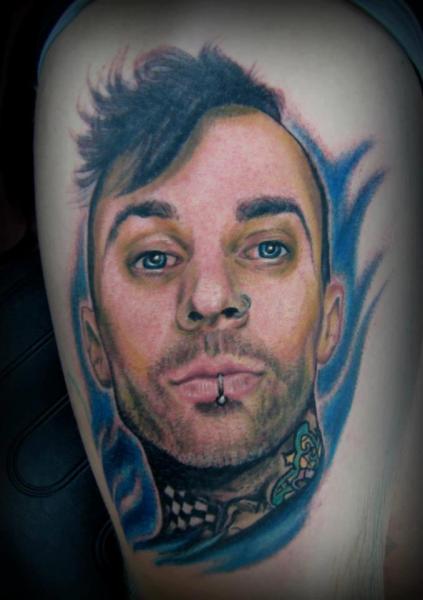 Tatuaje Hombro Retrato Realista por Front Line Tattoo