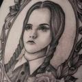 tatouage Dotwork Cuisse Addams par Front Line Tattoo