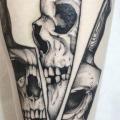 Arm Totenkopf Messer tattoo von Black Star Studio
