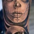 tatuaje Brazo Cráneo mexicano por Mumia Tattoo