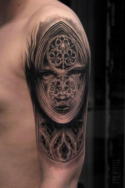 Schulter Fantasie Porträt Tattoo von Mumia Tattoo