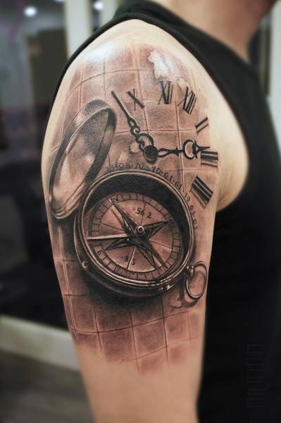 Schulter Realistische Kompass Tattoo von Mumia Tattoo