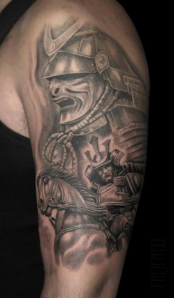 Tatuaggio Spalla Samurai di Mumia Tattoo