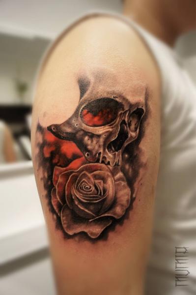 Tatuaggio Spalla Fiore Teschio di Mumia Tattoo