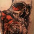 Schulter Blumen Totenkopf tattoo von Mumia Tattoo