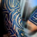 tatuaje Hombro Tribal Maori por Hyperink Studios