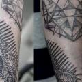 tatuaje Brazo Dotwork Esqueleto Abstracto por MXM