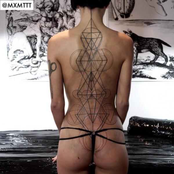 Tatuaż Plecy Pośladki Linia Abstrakcja przez MXM