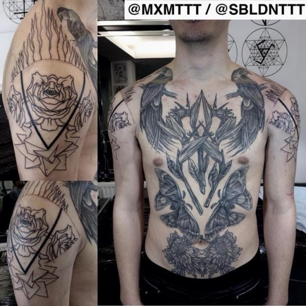 Brust Bauch Dotwork Motte Tattoo von MXM