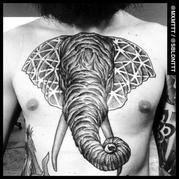 Tatuaje Pecho Elefante Dotwork por MXM