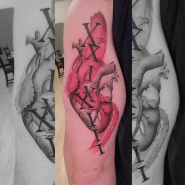 Tatuaggio Braccio Cuore Scritte di Firefly Tattoo