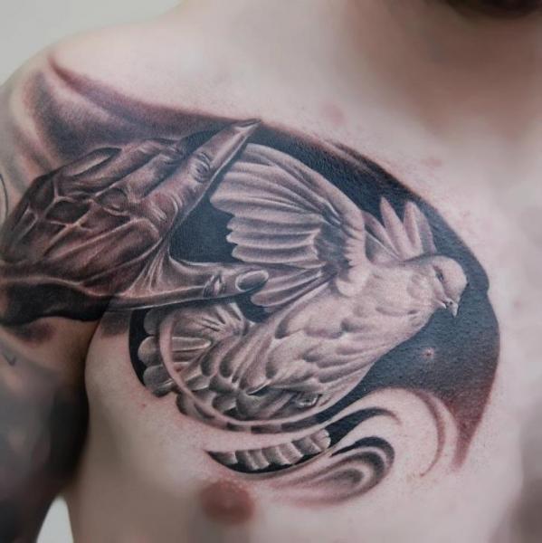 Tatuaggio Realistici Petto Colomba di Peter Tattooer