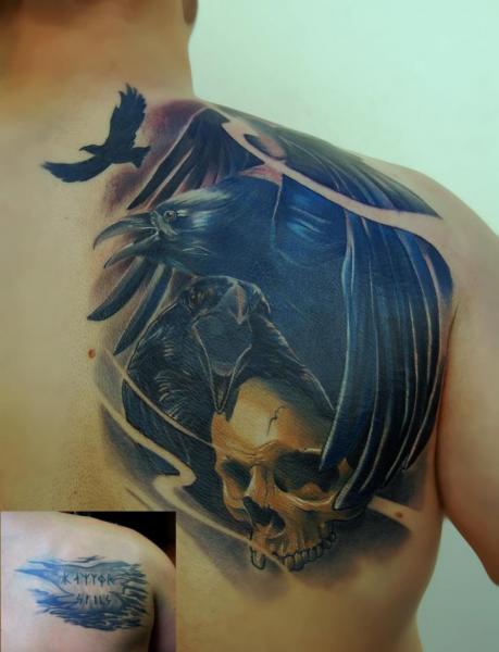 Schulter Totenkopf Krähen Tattoo von Peter Tattooer