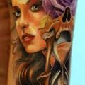 tatuaje Hombro Cráneo Mujer Clepsidra por Peter Tattooer