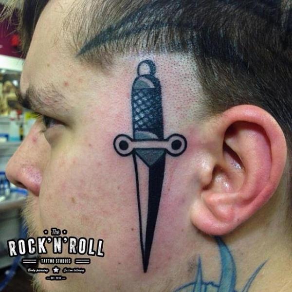 Tatuaż Old School Twarz Sztylet przez Rock n Roll