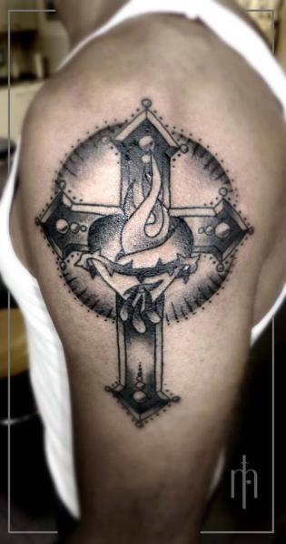 Tatuaggio Spalla Cuore Croce di Tattoo B52