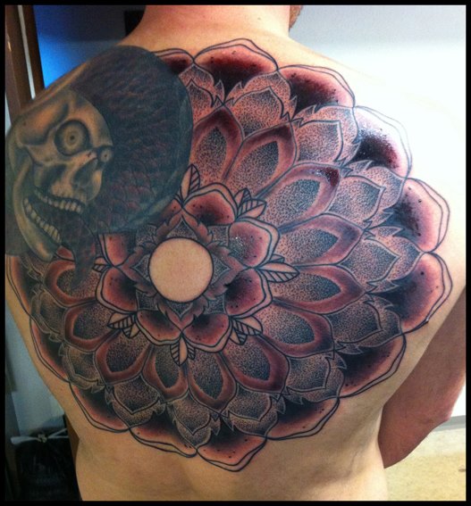 Blumen Rücken Dotwork Tattoo von Kreuzstich Tattoo