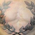Brust Dotwork Blatt tattoo von Kreuzstich Tattoo