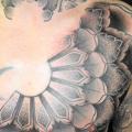 Brust Nacken Dotwork tattoo von Kreuzstich Tattoo