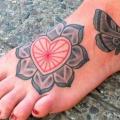 Fuß Herz Blumen Dotwork Motte tattoo von Kreuzstich Tattoo