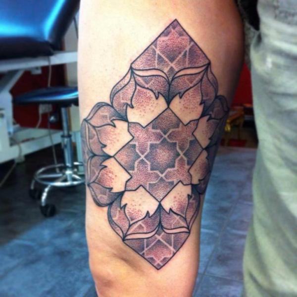Tatuaje Dotwork Muslo por Kreuzstich Tattoo