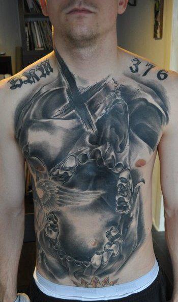 Tatuaggio Petto Teschio di Mark Halbstark
