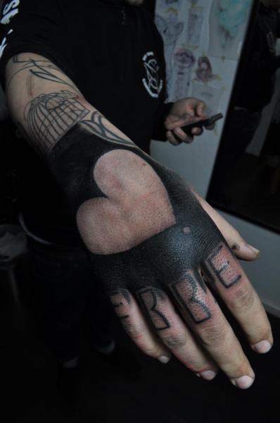 Tatuaje Corazon Letras Mano por Mark Halbstark